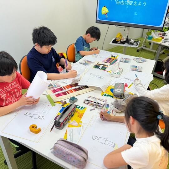 「自由に変えよう」のワークに取り組む子どもたち