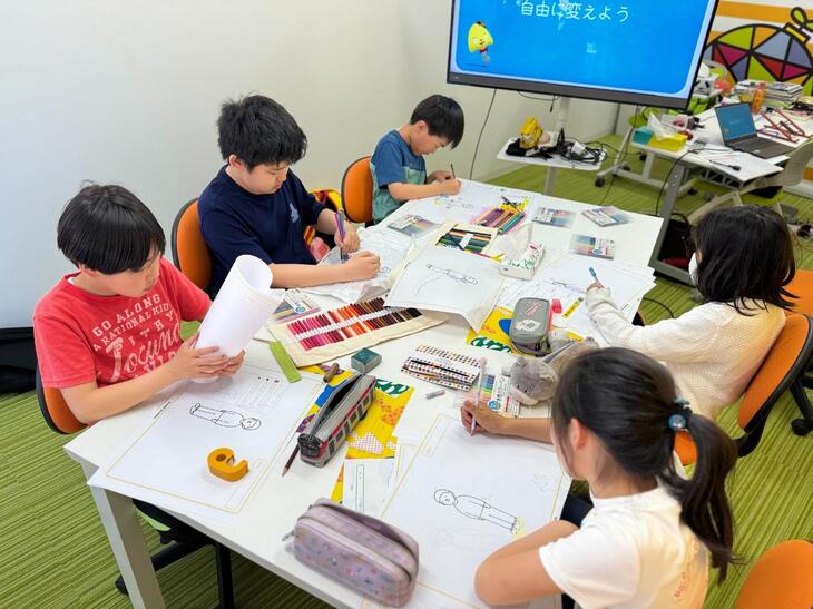「自由に変えよう」のワークに取り組む子どもたち
