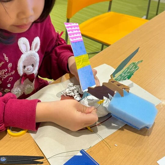 生け花の「守破離」を学んで、オリジナルの作品を制作している女の子