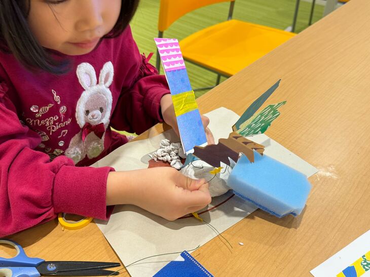 生け花の「守破離」を学んで、オリジナルの作品を制作している女の子