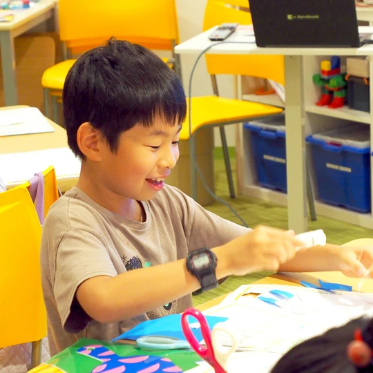 楽しそうに作品をつくっている男の子