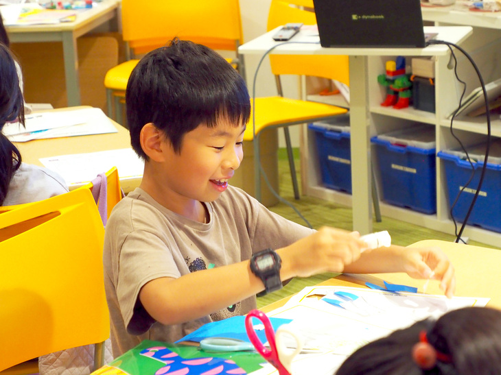 楽しそうに作品をつくっている男の子
