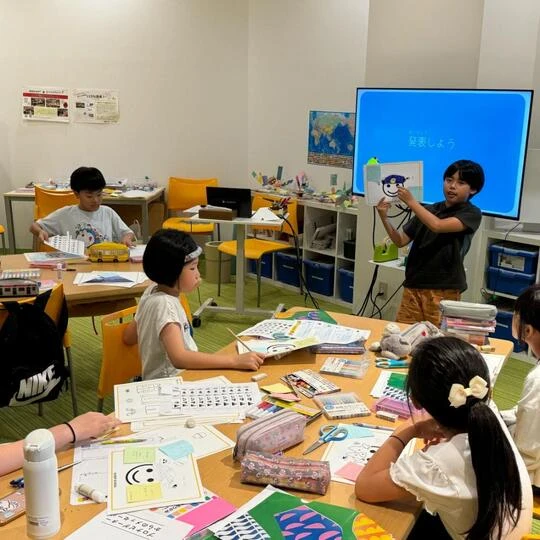自分が考えたアイコンについて発表する男の子